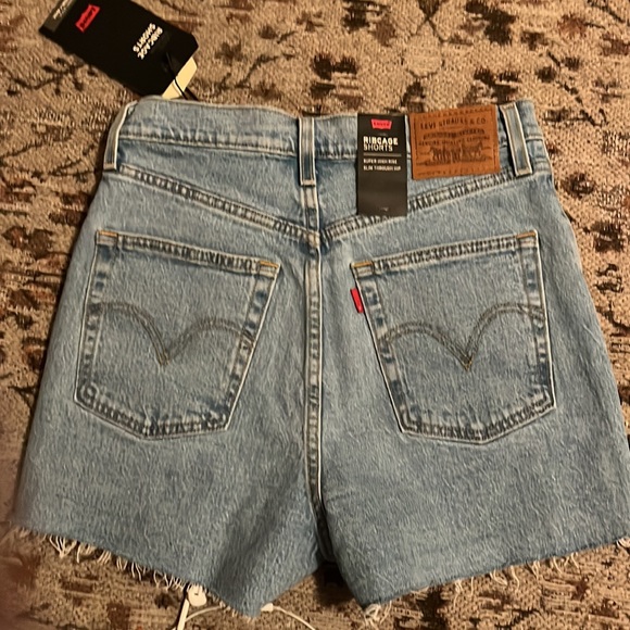 LEVI’S Ribcage Shorts - Picture 5 of 7